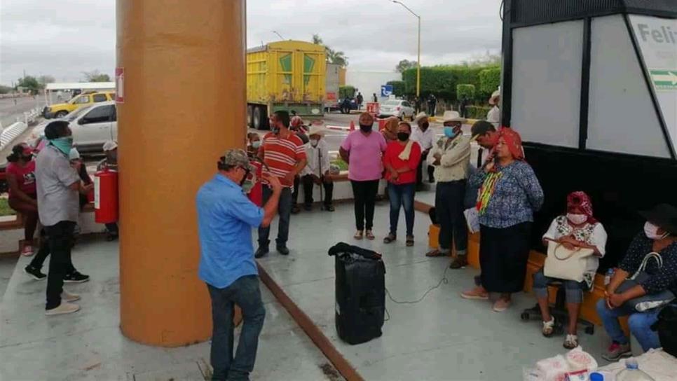 Indígenas se manifiestan en la caseta de San Miguel