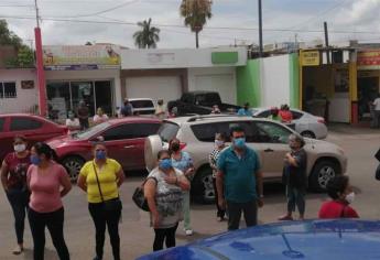 Infectados de Covid-19 bloquean calle en El Palmito