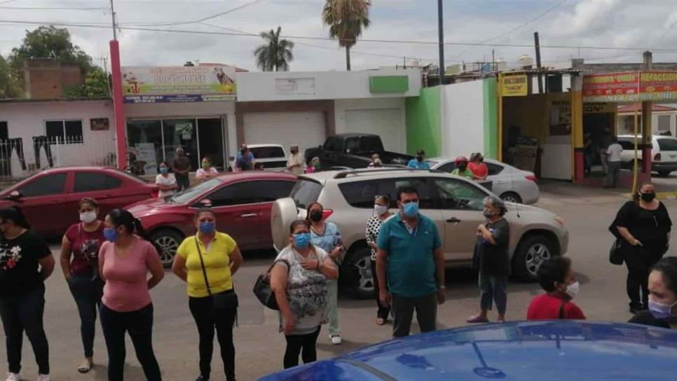 Infectados de Covid-19 bloquean calle en El Palmito