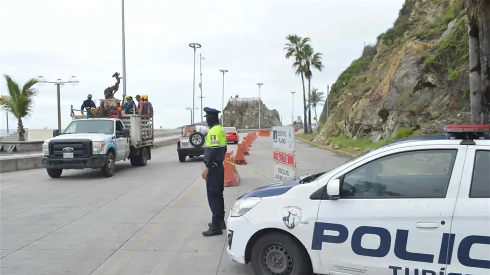 Advierten sobre deslave de cerro en zona turística de Mazatlán