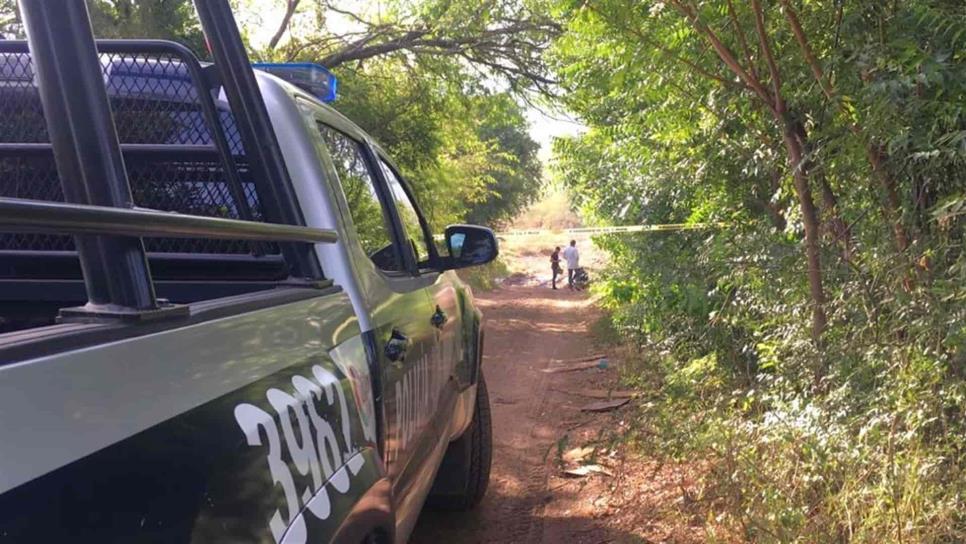 Encuentran hombre asesinado y esposado al oriente de Culiacán
