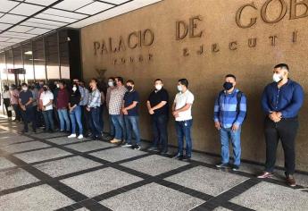 Se manifiestan egresados del INECIPE en Palacio de Gobierno