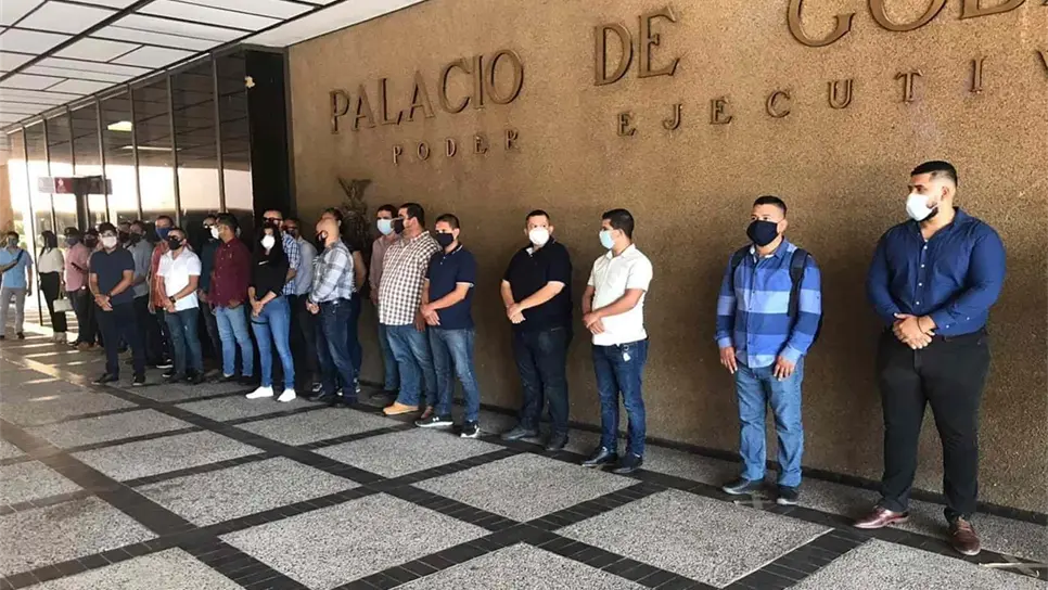 Se manifiestan egresados del INECIPE en Palacio de Gobierno