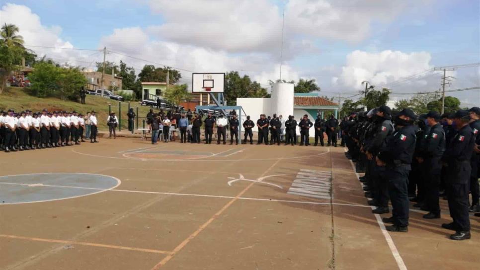 Entregan reconocimiento y estímulo económico a policías del mes