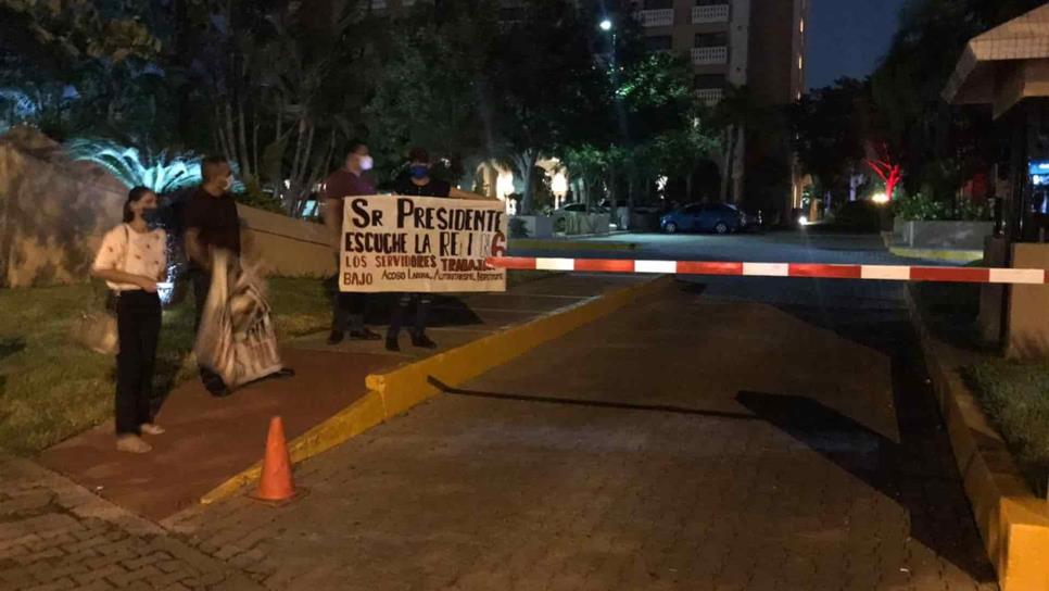 Le madrugan manifestaciones a AMLO