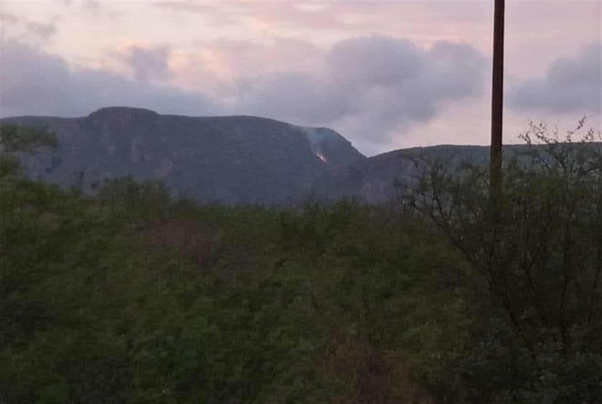 La humareda en el cerro que reportaron los lugareños. FOTO: Cortesía