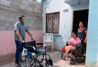 Con una gran sonrisa Juanita recibe su nueva silla de ruedas