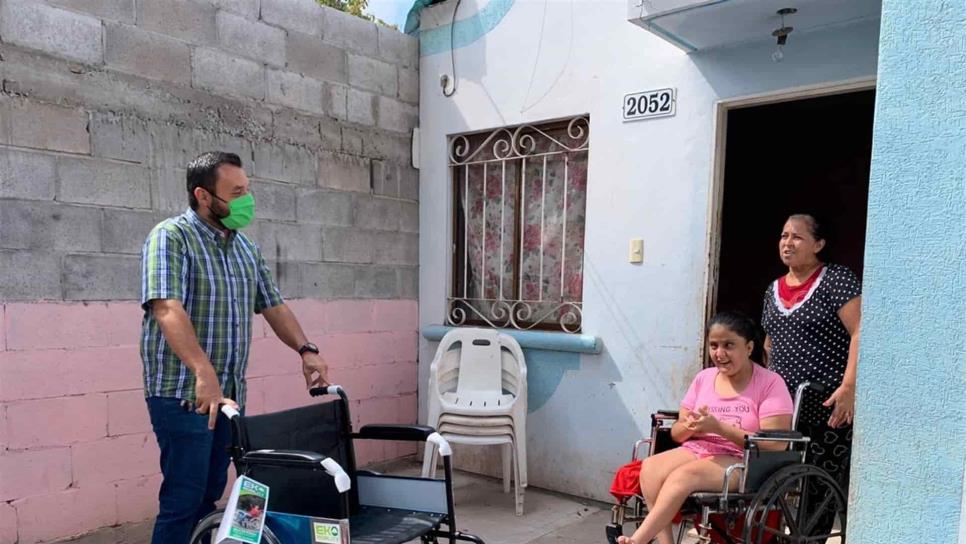 Con una gran sonrisa Juanita recibe su nueva silla de ruedas