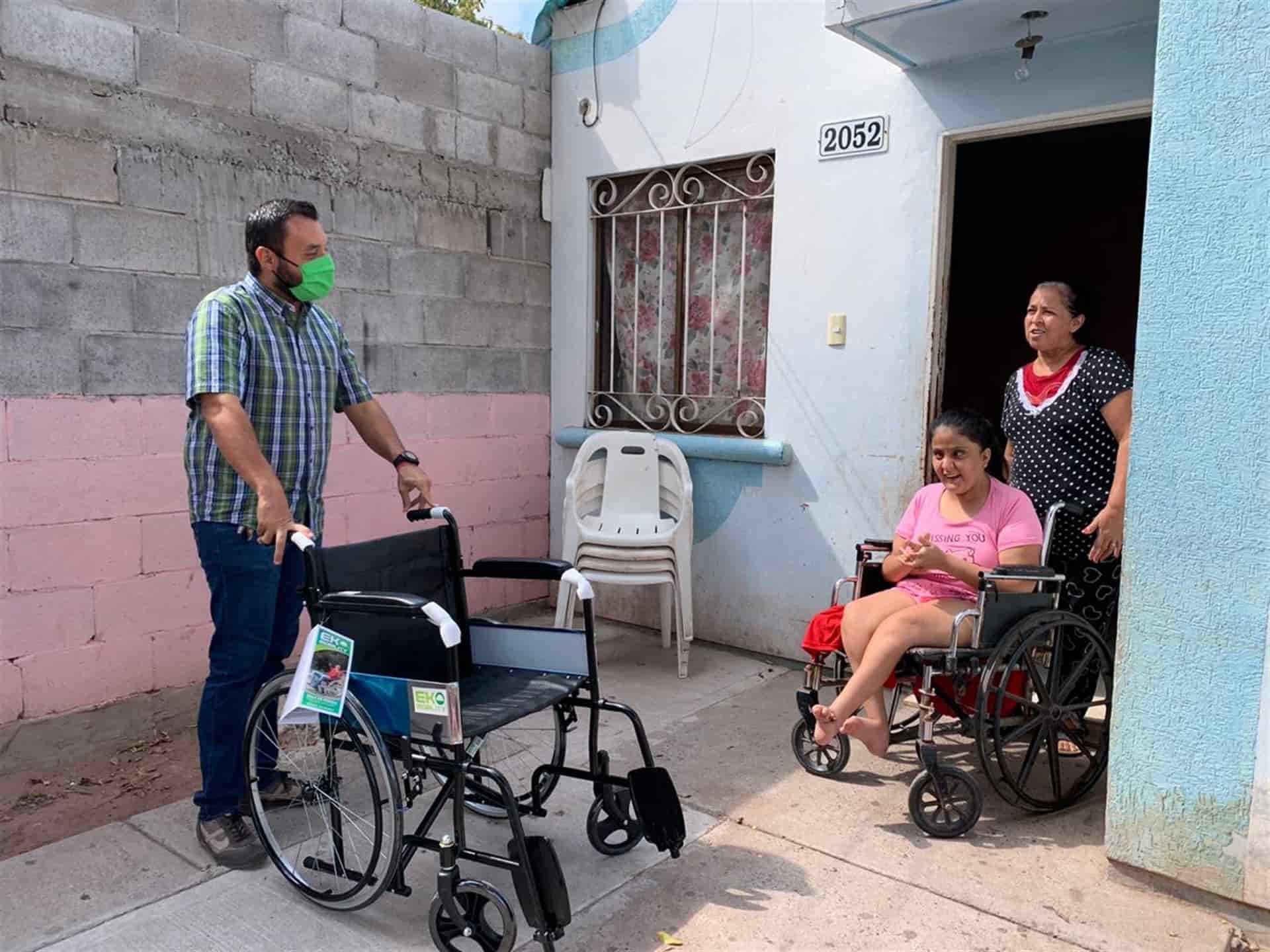 Con una gran sonrisa Juanita recibe su nueva silla de ruedas