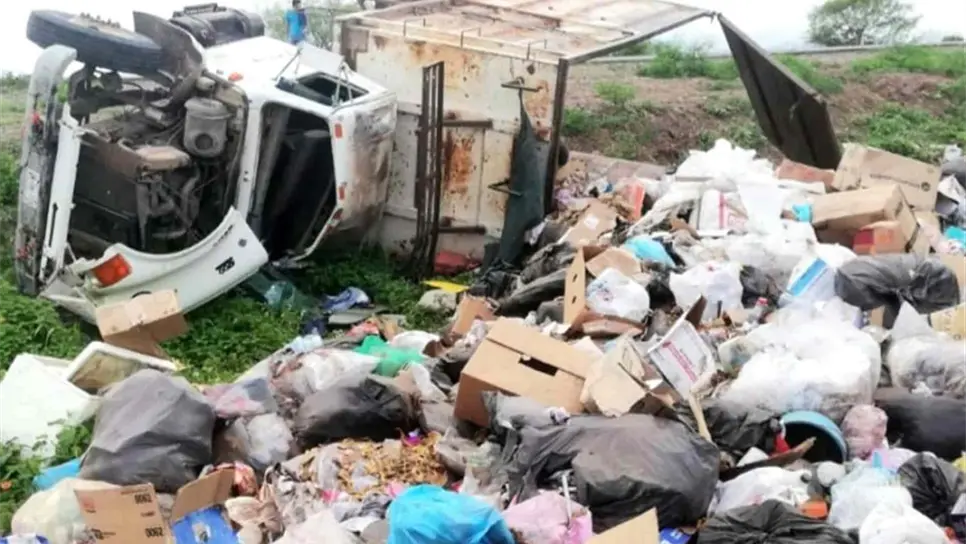 Vuelca camión recolector de basura en Salvador Alvarado