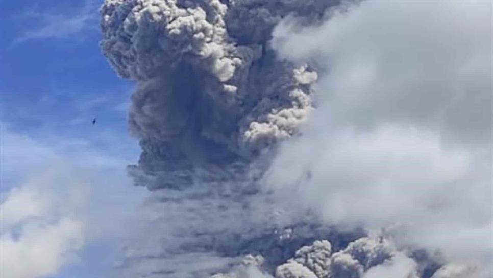 Erupción del volcán Sinabung en Indonesia bloquea los rayos del sol