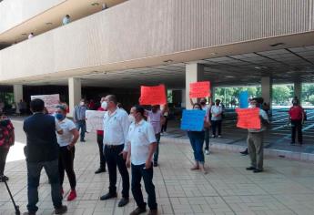 Se manifiestan trabajadores del Icatsin en Palacio de Gobierno