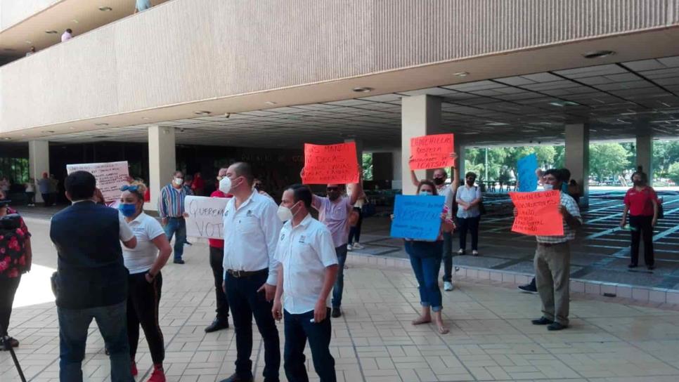 Se manifiestan trabajadores del Icatsin en Palacio de Gobierno