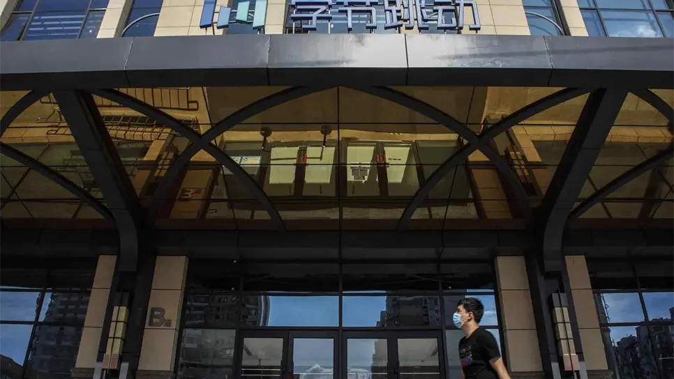 Un hombre pasa por el edificio de oficinas de Bytedance, propietaria de la aplicación TikTok, en Beijing, China . EFE/EPA/WU HONG/Archivo