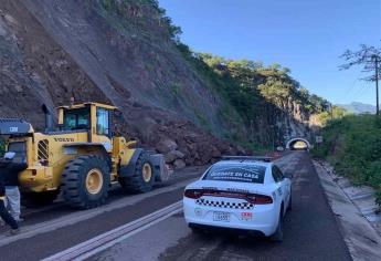 Deslave cierra circulación en súpercarretera Mazatlán-Durango