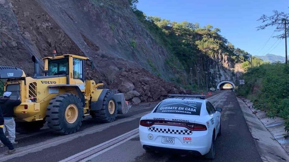 Deslave cierra circulación en súpercarretera Mazatlán-Durango