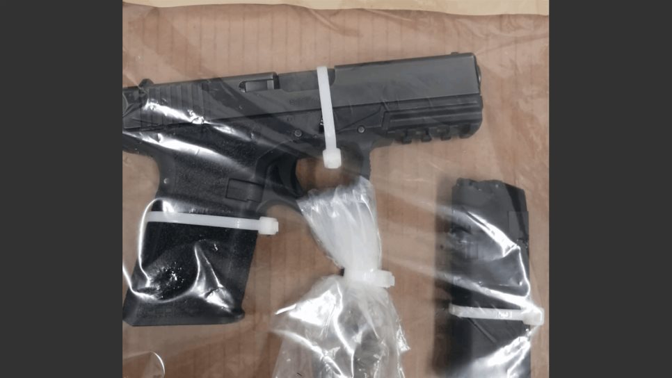 Dos jóvenes hacían fila para entrar a un bar, con pistola fajada; fueron detenidos Dos jóvenes hacían fila para entrar a un bar, con pistola fajada; fueron detenidos
