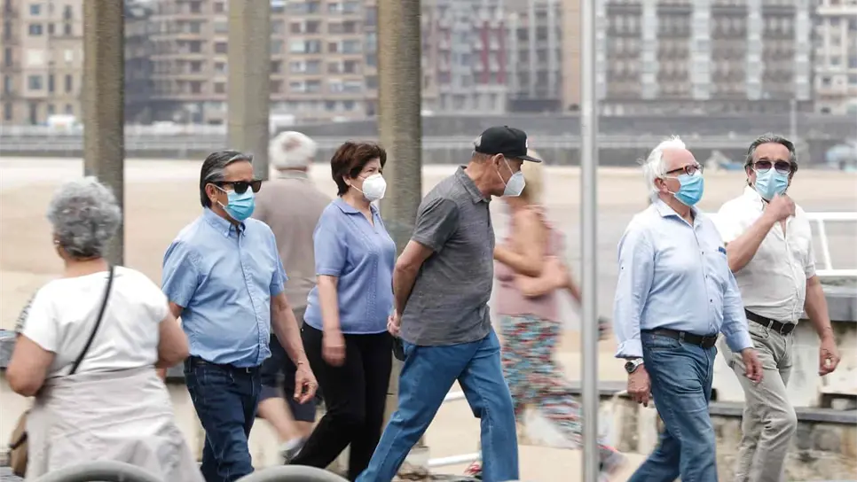 Un grupo de personas pasea por el paseo de la Zurriola de San Sebastián. EFE/Juan Herrero/Archivo