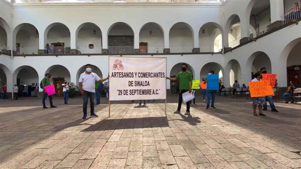 Se manifiestan artesanos de Culiacán en el Ayuntamiento