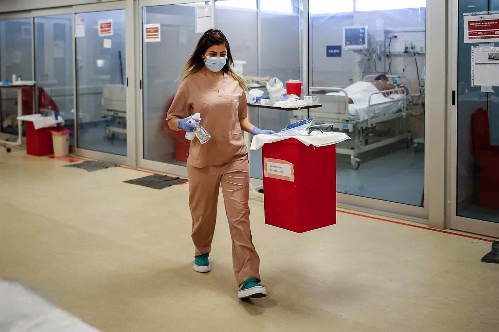 Una enfermera sostiene un recipiente para el traslado de residuos, en un Hospital de Buenos Aires. EFE/Juan Ignacio Roncoroni/Archivo