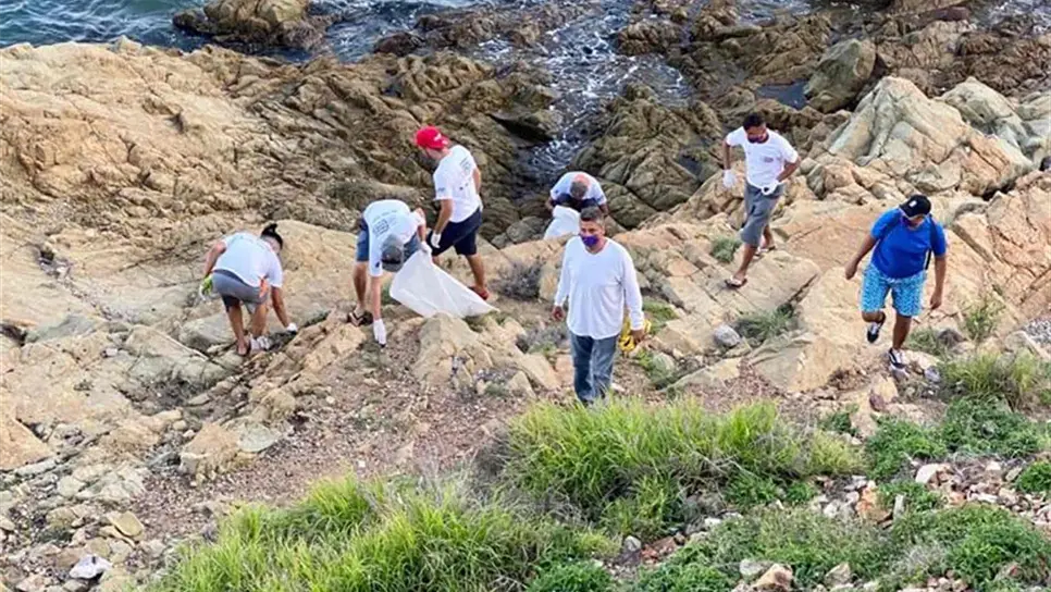Se recolectan más de 869 kilos de basura y palizada en playas de Mazatlán