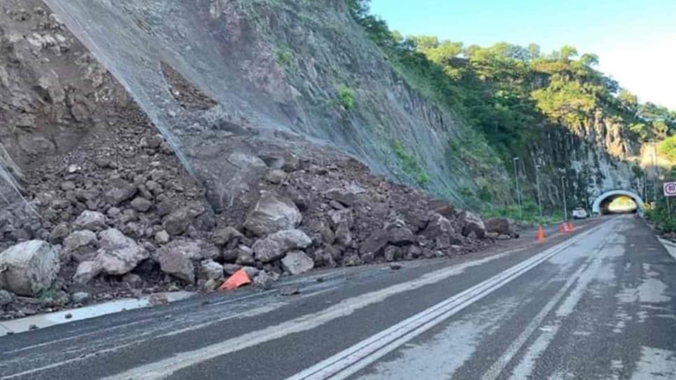 Cumple 4 días cerrada la autopista Mazatlán-Durango por derrumbe