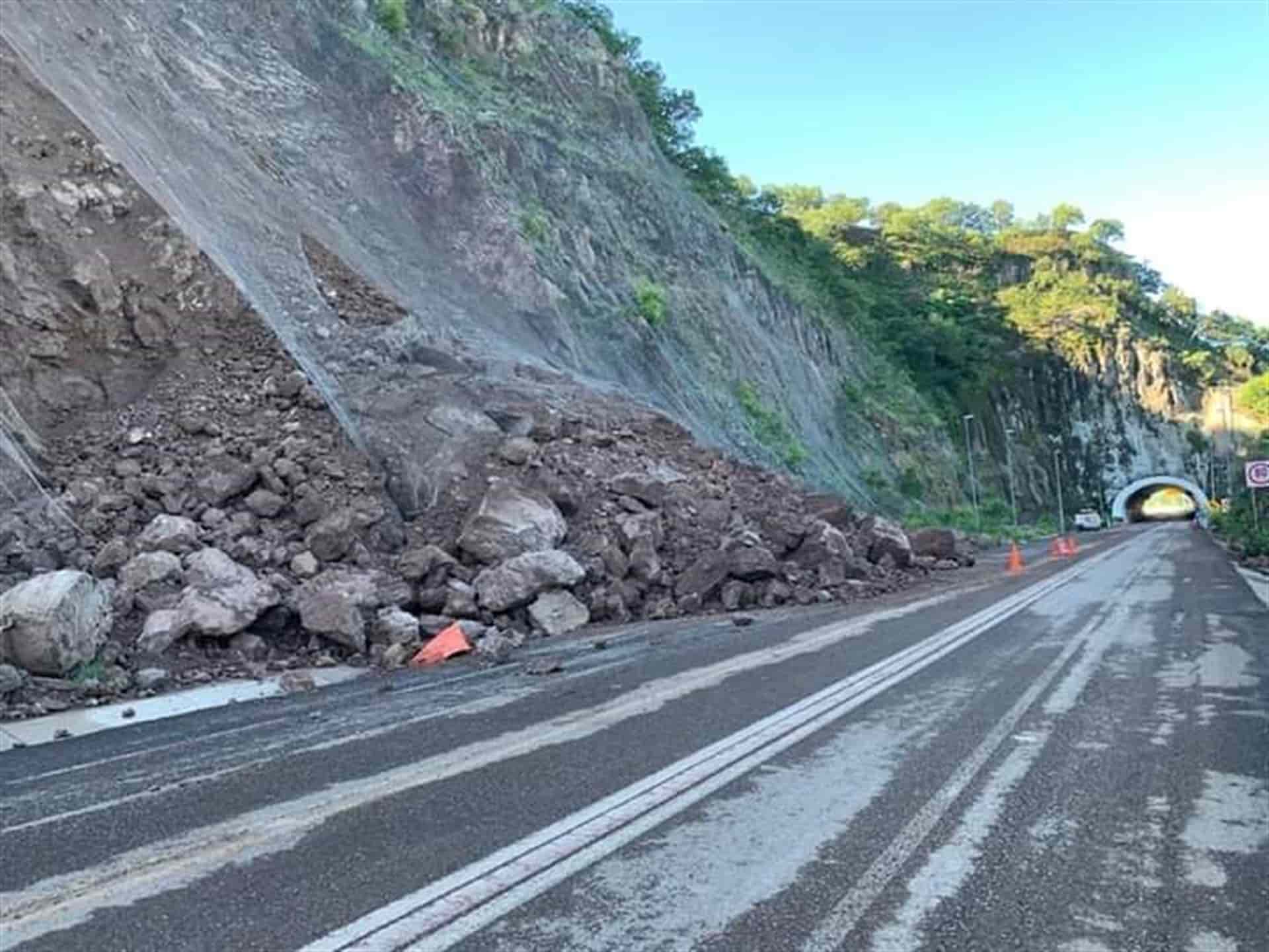 Cumple 4 días cerrada la autopista Mazatlán-Durango por derrumbe