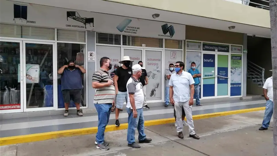 Se manifiestan vendedores de la playa por falta de apoyo