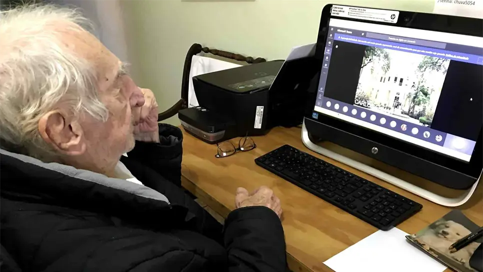 Carlos Augusto Manço mientras usa su computador el 15 de agosto de 2020, en Río de Janeiro (Brasil). EFE/Isabella Bucci