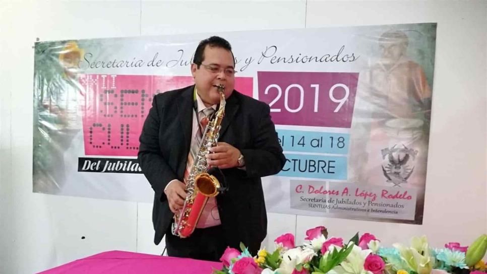 Piden ayuda para el saxofonista Rafael Morales; lucha contra el Covid