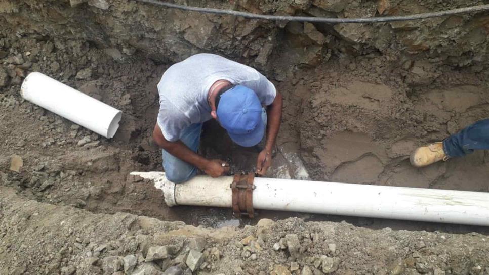 Repara Jumapam fuga de agua en línea de presión en El Chilillo