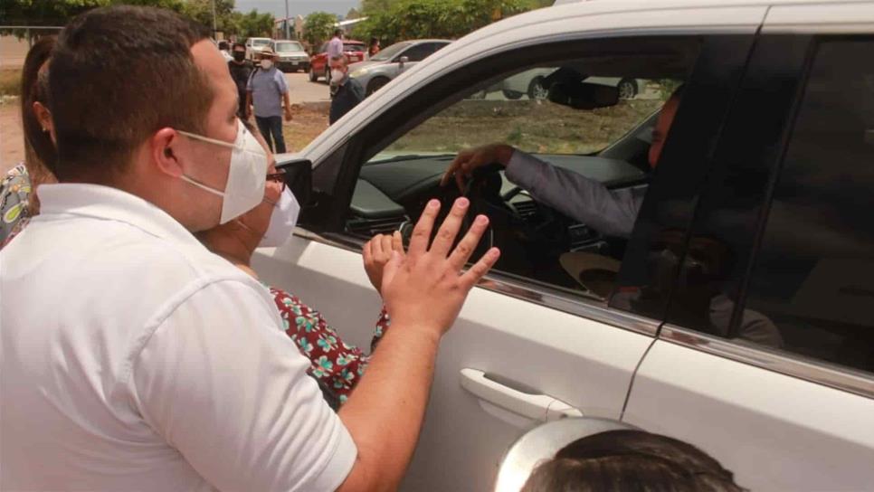 Se manifiestan teachers en entrega de escuela en Urbivilla del Rey