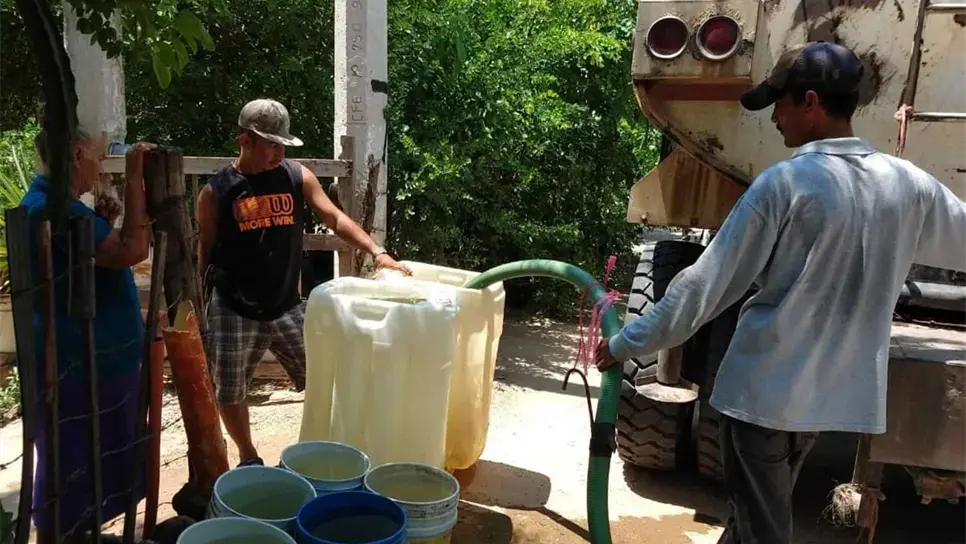 Ayuntamiento de El Fuerte abastece de agua mediante pipas a comunidades