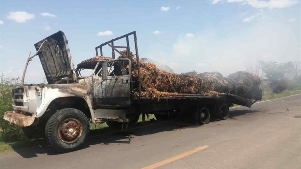 Se incendia torton en camino que conduce a La Brecha, Guasave