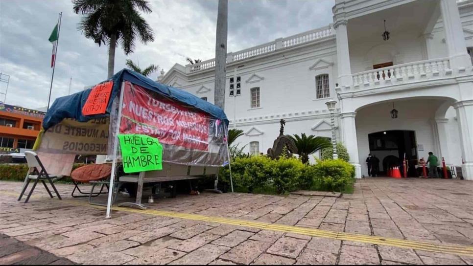 Levantan huelga de hambre e inician plantón en el Ayuntamiento de Culiacán