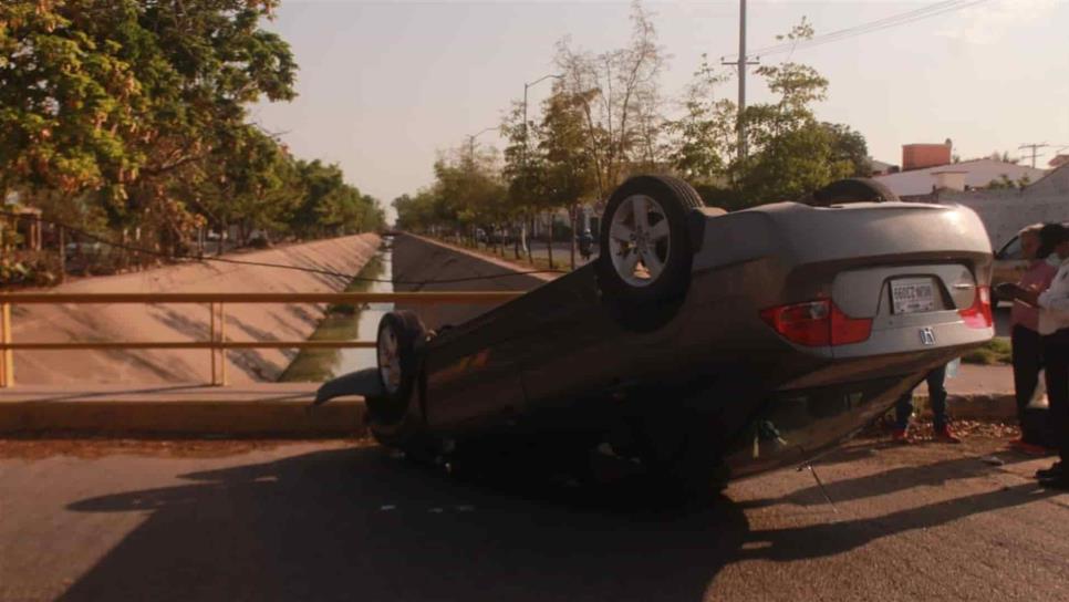 Vuelca vehículo en Los Mochis; presumen exceso de velocidad