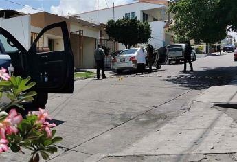 Balean automóvil estacionado en domicilio, en Culiacán
