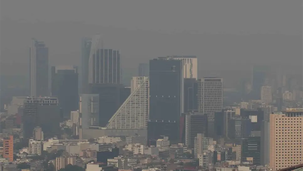 Vista general de la fuerte contaminación en Ciudad de México. EFE/ Madla Hartz/ Archivo