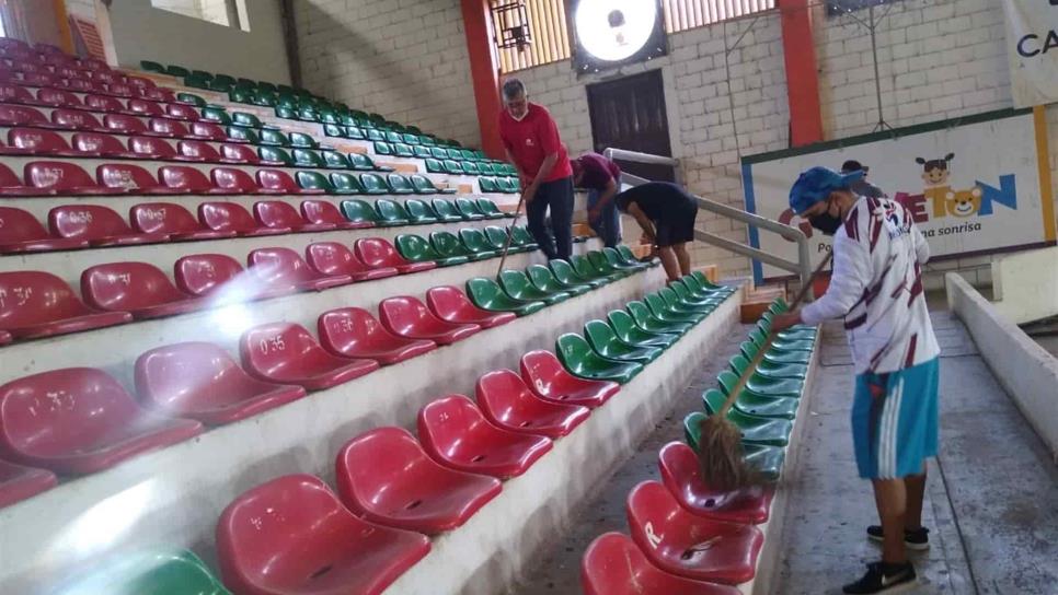 Dan mantenimiento al Gimnasio Luis Estrada Medina de Guasave