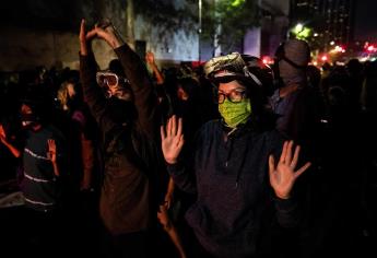 Protestas raciales regresan a Oakland con disturbios y cargas policiales