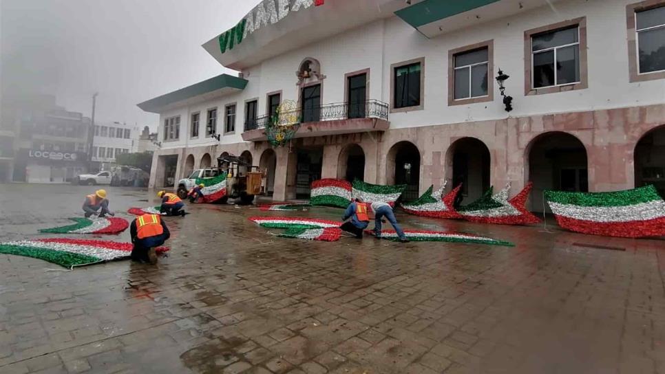 Colocan adornos patrios en el Palacio Municipal de Mazatlán