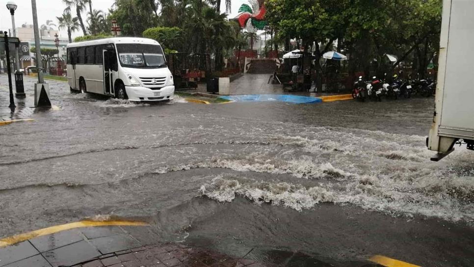 Lluvias de Hernán inundan calles de Mazatlán