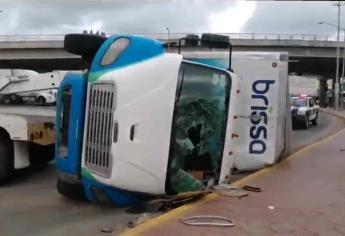 Vuelca camión repartidor de hielo en Mazatlán