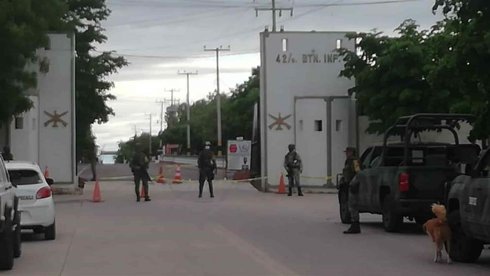 Militar choca contra el Cuartel en Guamúchil; lo balean sus compañeros