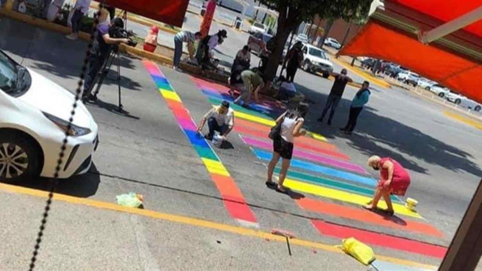 Estrena Culiacán segundo paso peatonal con colores LGBT