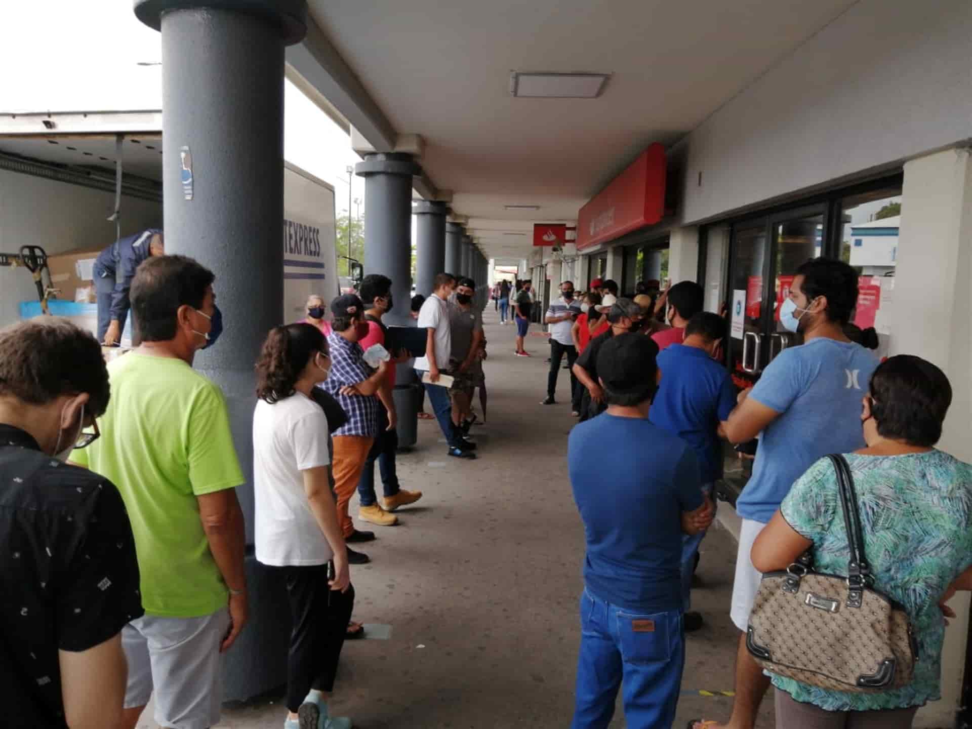 Lunes de banco en Mazatlán; largas filas y aglomeraciones