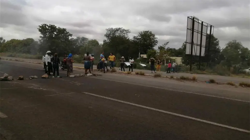 Pobladores del Campo 4 bloquean la carretera Los Mochis-San Blas