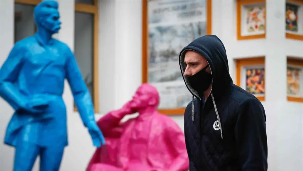 Un hombre pasa delante de unas esculturas de Vladimir Lenin (rosa) y Maxim Gorky (azul) en Moscú. EFE/EPA/YURI KOCHETKOV