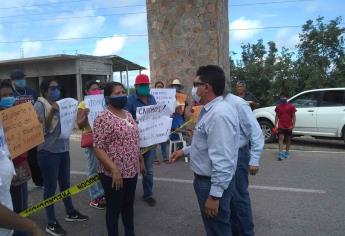 Bloquean vecinos de Los Capomos entrada a El Fuerte