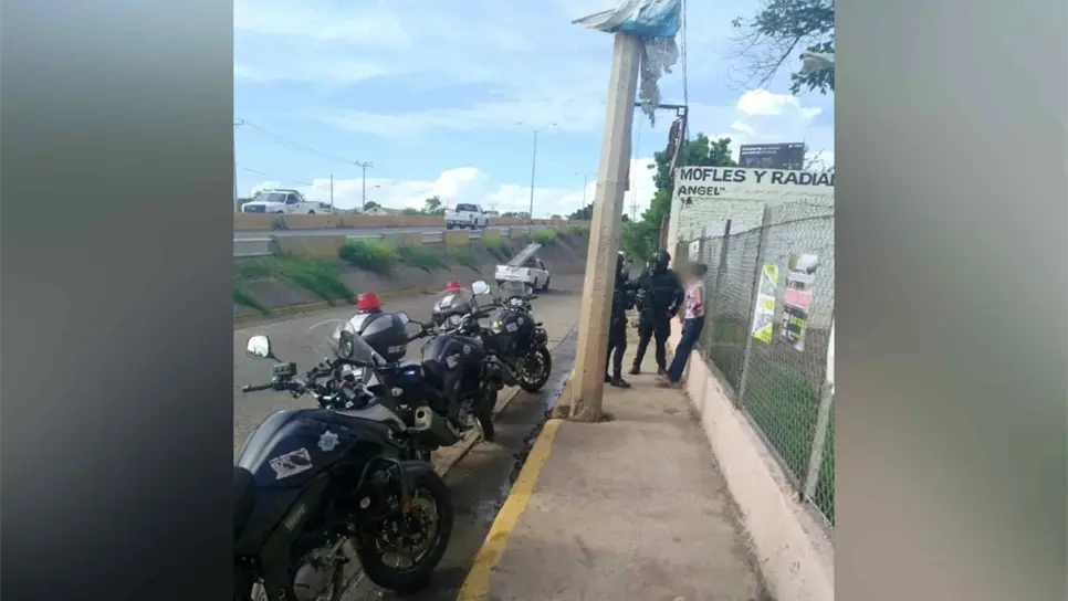 Joven mujer intenta tirarse de puente de Culiacán